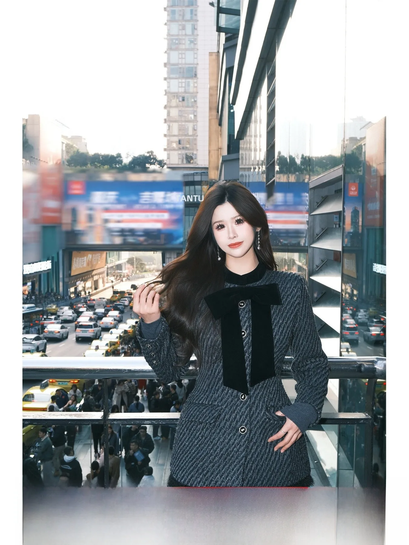 Elegant Women's Winter Fashion Set with Waist-Cinching Coat And High-Waisted Slimming Skirt in Thick Tweed by Li Xiaolong
Elegant Women's Winter Fashion Set with Waist-Cinching Coat And High-Waisted Slimming Skirt in Thick Tweed by Li Xiaolong