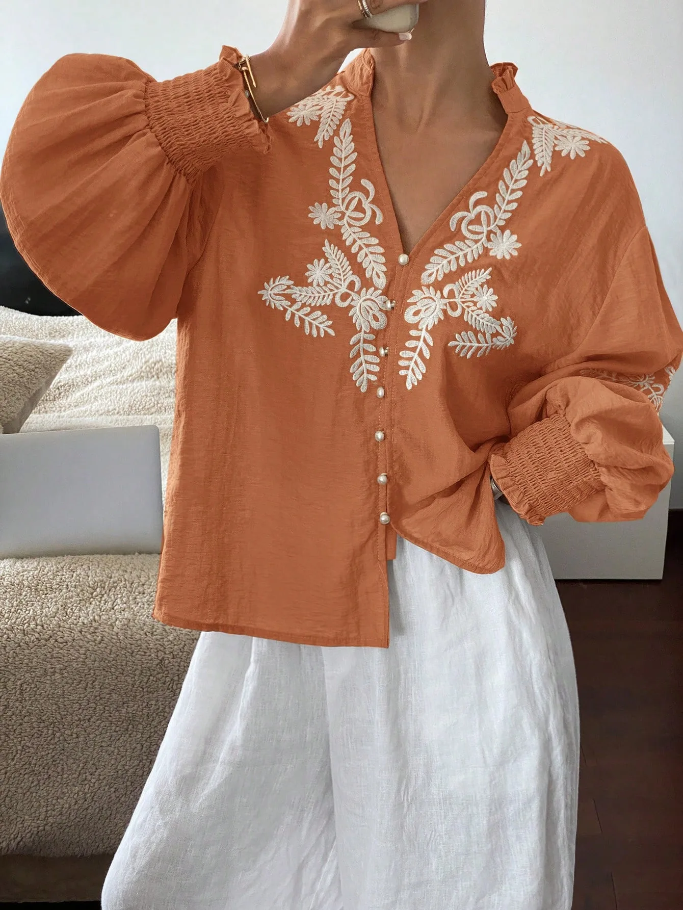 2025 Women's Embroidered Shirt V-neck Fashion Lantern Sleeve Loose New Button Cardigan Simple Ethnic Blouses for Female 
2025 Women's Embroidered Shirt V-neck Fashion Lantern Sleeve Loose New Button Cardigan Simple Ethnic Blouses for Female