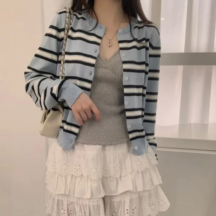 Chic Knitted Sweater Women's round Ne Button up Long Sve Striped Open Cardigan Soft Comfortable Sle for Autumn Season
Chic Knitted Sweater Women's round Ne Button up Long Sve Striped Open Cardigan Soft Comfortable Sle for Autumn Season