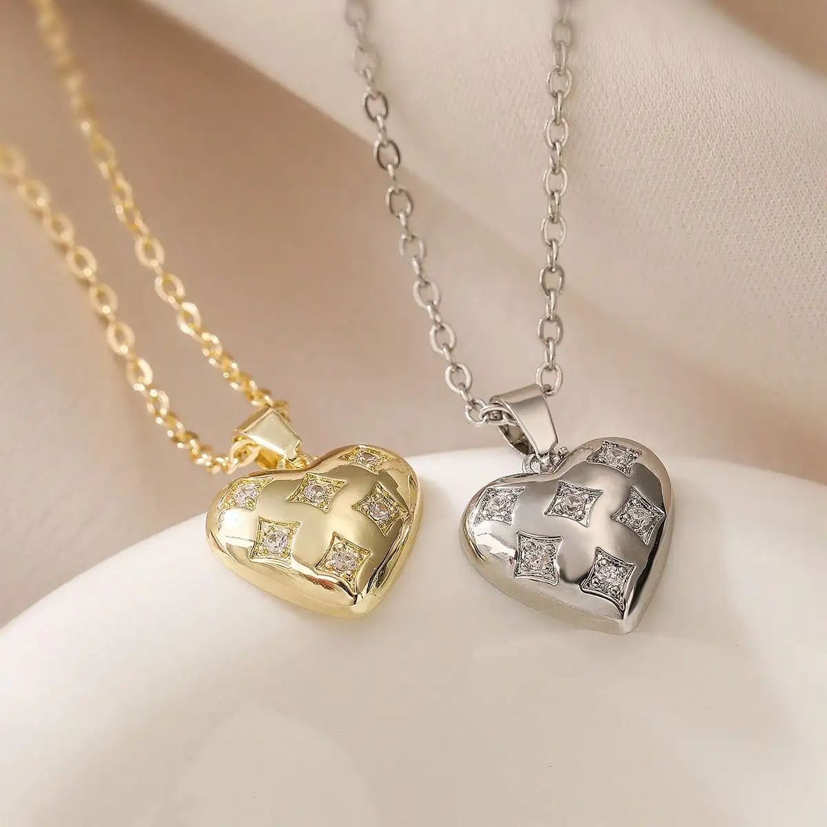 Minimalist Luxury Golden/Silvery Zirconia Heart Necklace, Niche Design Pendant Choker, Women's Elegant Versatile Jewelry, Suitable As A Gift for Couples, Friends, Family Members. It Can Also Be Worn Daily or On Special Occasions.
Minimalist Luxury Golden/Silvery Zirconia Heart Necklace, Niche Design Pendant Choker, Women's Elegant Versatile Jewelry, Suitable As A Gift for Couples, Friends, Family Members. It Can Also Be Worn Daily or On Special Occasions.