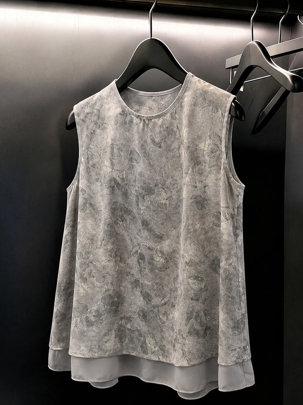 2026 Summer Korean Style Loose Fit Sleeveless round Neck Casual Top Fashionable Silk Material Unique Design Commute Friendly
2026 Summer Korean Style Loose Fit Sleeveless round Neck Casual Top Fashionable Silk Material Unique Design Commute Friendly