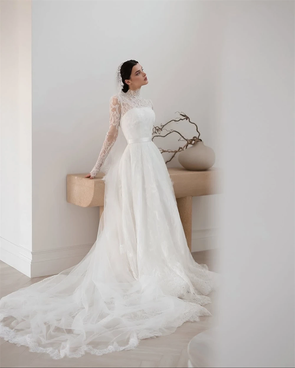 Customized High Quality White Lace Bridal Gowns Classic Tulle Chapel Train Wedding Dress Simple High Collar Vestido De Novia
Customized High Quality White Lace Bridal Gowns Classic Tulle Chapel Train Wedding Dress Simple High Collar Vestido De Novia