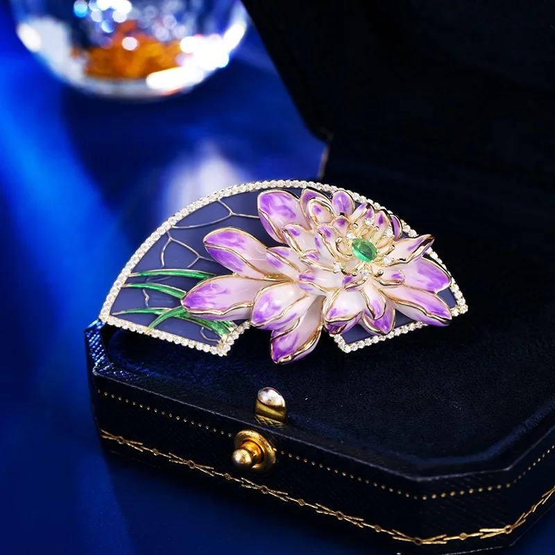 A grand, elegant and retro court-style fan-shaped brooch, a refined brooch for overcoats and suits
A grand, elegant and retro court-style fan-shaped brooch, a refined brooch for overcoats and suits