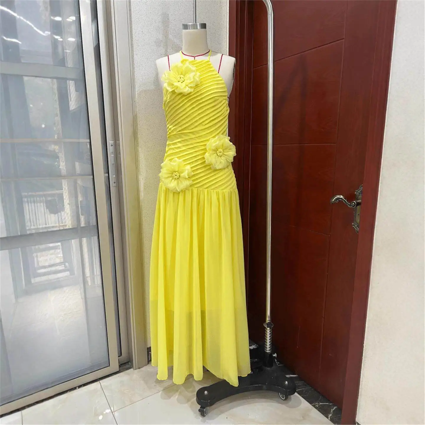Elegant High Waist H-Line Dress Fashionable Embroidery Adhesive Sticker Halter Neck Strapless Skirt for Women Citywalk
Elegant High Waist H-Line Dress Fashionable Embroidery Adhesive Sticker Halter Neck Strapless Skirt for Women Citywalk