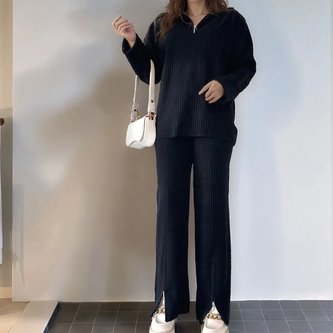 Осень-зима, новый женский однотонный вязаный комплект на молнии с высоким воротником, домашняя одежда, комплект из двух предметов, модная повседневная одежда
Осень-зима, новый женский однотонный вязаный комплект на молнии с высоким воротником, домашняя одежда, комплект из двух предметов, модная повседневная одежда