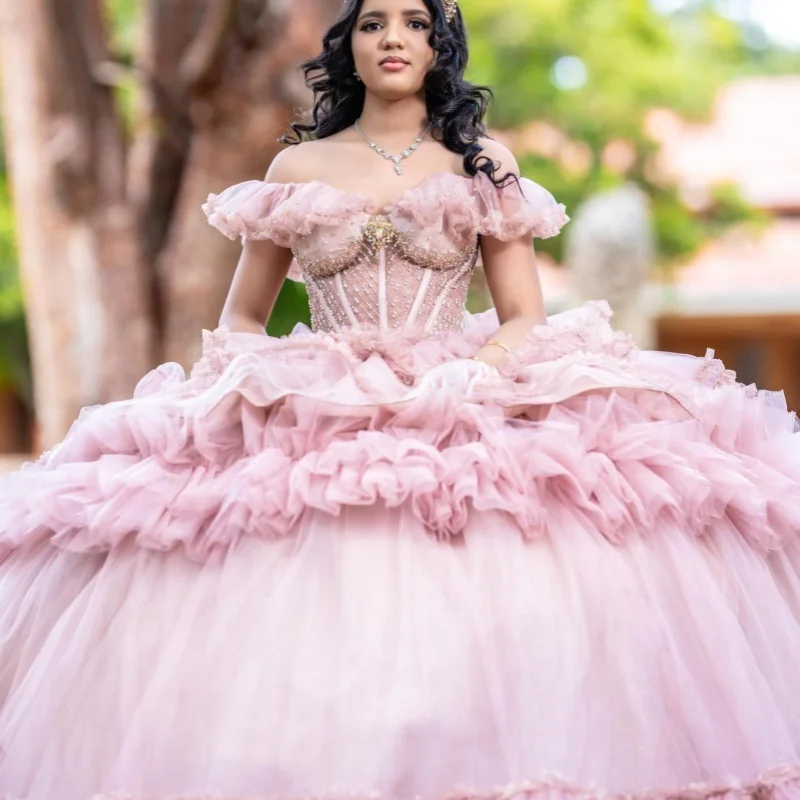 Розовое платье для церемонии Quinceanera с открытыми плечами, блестящими кристаллами, кружевными вставками, длинным шлейфом и бантом, платье для 15-летия. Индивидуальный заказ
Розовое платье для церемонии Quinceanera с открытыми плечами, блестящими кристаллами, кружевными вставками, длинным шлейфом и бантом, платье для 15-летия. Индивидуальный заказ