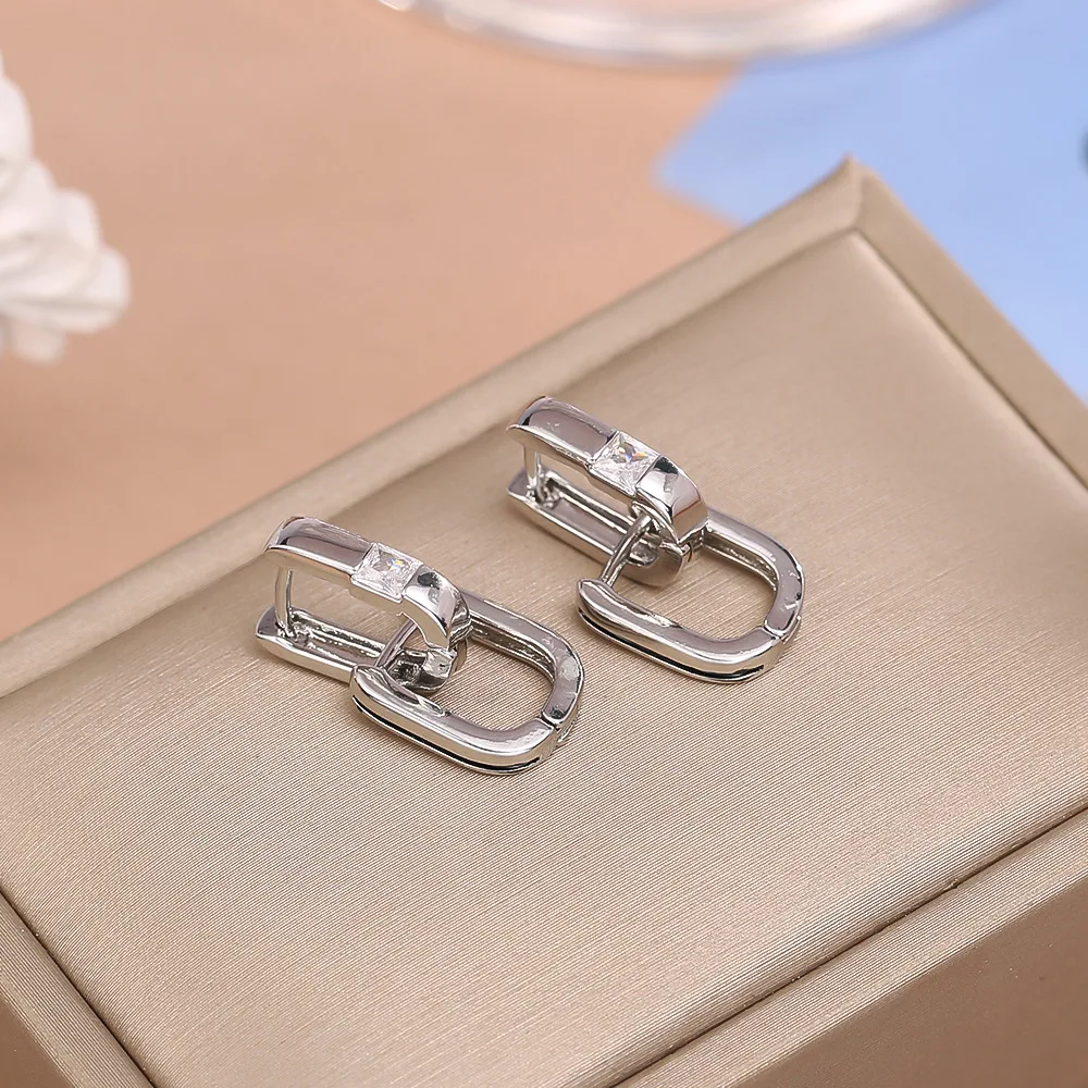 Stylish and exquisite double-layer U-shaped oval plain hoop earrings, high-end two-wear earrings with cool style earrings
Stylish and exquisite double-layer U-shaped oval plain hoop earrings, high-end two-wear earrings with cool style earrings