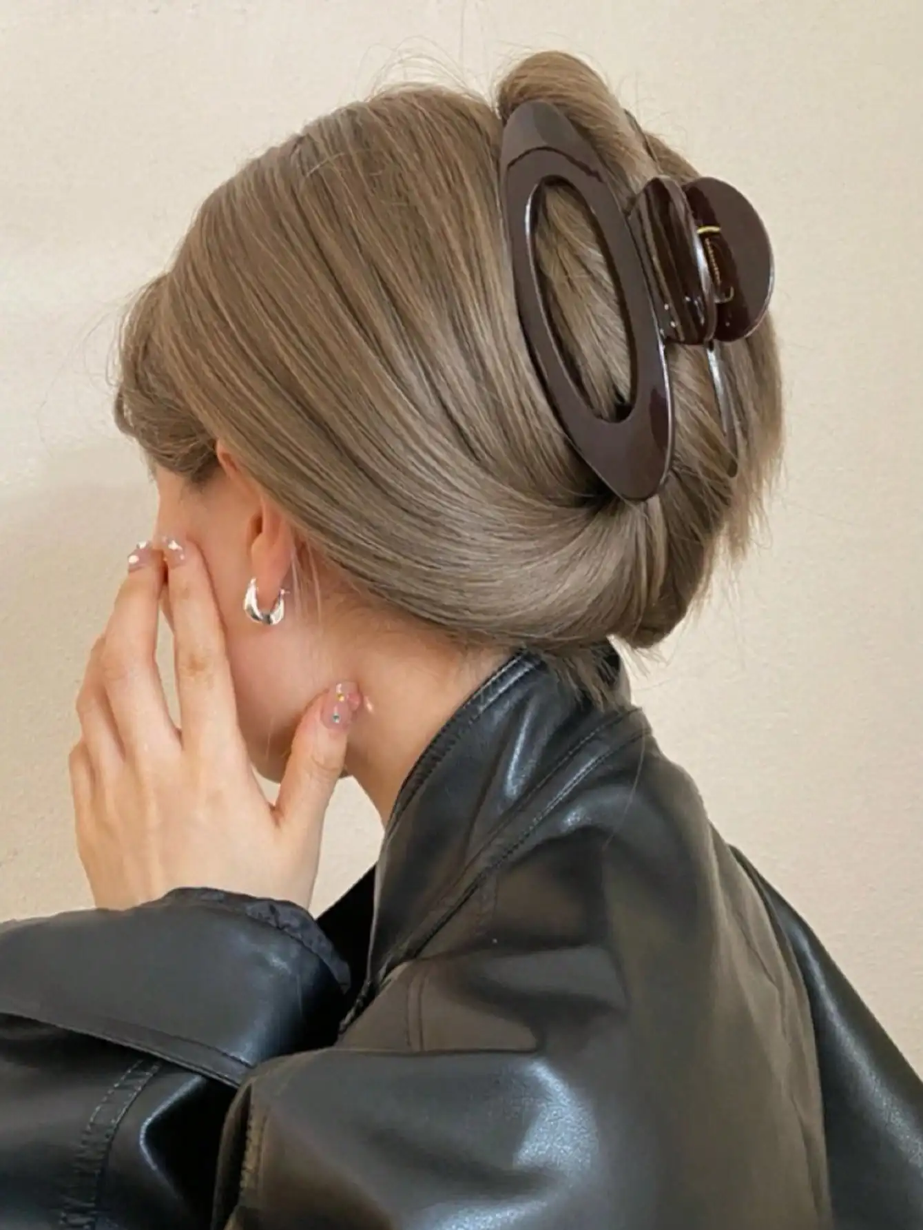 This High-End Hollow Oval-Shaped Chocolate Brown Fashion Hair Claw Is A Popular Large Hair Clip For Autumn And Winter. Made Of Thickened Material, It Has A Firm Grip. Suitable For Thick Hair,
This High-End Hollow Oval-Shaped Chocolate Brown Fashion Hair Claw Is A Popular Large Hair Clip For Autumn And Winter. Made Of Thickened Material, It Has A Firm Grip. Suitable For Thick Hair,