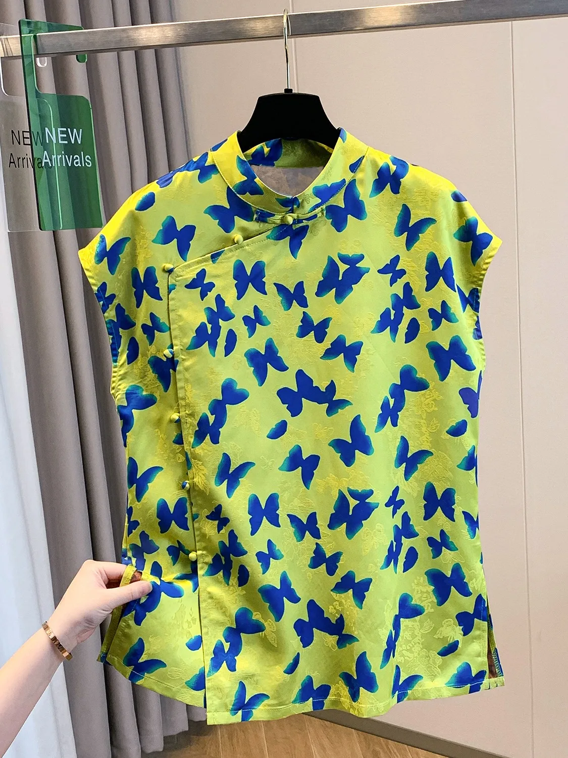 Новая китайская вышитая блузка для женщин: летняя, с боковыми пуговицами, воротником-стойкой, тонкая, улучшенная модель
Новая китайская вышитая блузка для женщин: летняя, с боковыми пуговицами, воротником-стойкой, тонкая, улучшенная модель