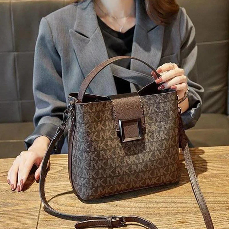 2026 New Retro Stylish Bucket Bag Elegant Women Handbag Versatile Shoulder Crossbody Bag for Daily Wear
2026 New Retro Stylish Bucket Bag Elegant Women Handbag Versatile Shoulder Crossbody Bag for Daily Wear