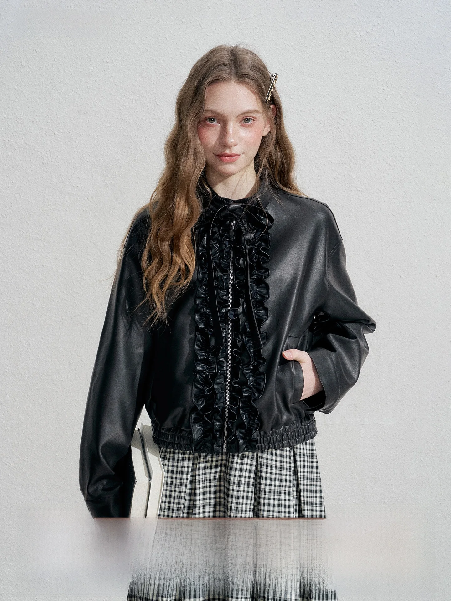 Faionable Bla Leather Jaet Women's Spring Autumn New Sle Empire2025 Small Floral Lace Trim Zipper Closure Long Sve
Faionable Bla Leather Jaet Women's Spring Autumn New Sle Empire2025 Small Floral Lace Trim Zipper Closure Long Sve