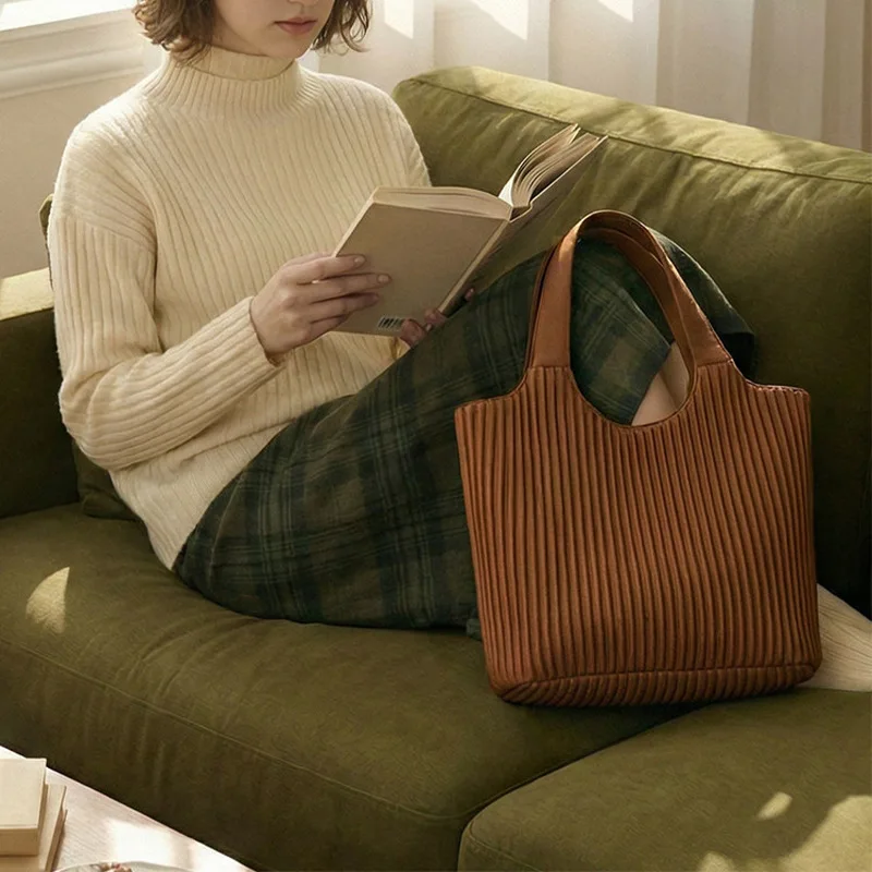Women's Caramel Pleated Tote Bag Large Capacity Lightweight Shoulder Purse with Vertical Ribbed Texture for Daily Travel
Women's Caramel Pleated Tote Bag Large Capacity Lightweight Shoulder Purse with Vertical Ribbed Texture for Daily Travel