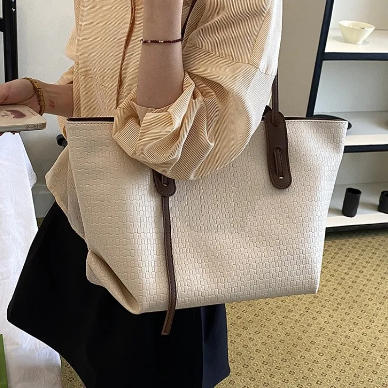 Women's Casual Weave Pattern Large Capacity Tote Bag with Contrast Handles, Style for Daily Use, Travel, and Outdoor Activities
Women's Casual Weave Pattern Large Capacity Tote Bag with Contrast Handles, Style for Daily Use, Travel, and Outdoor Activities