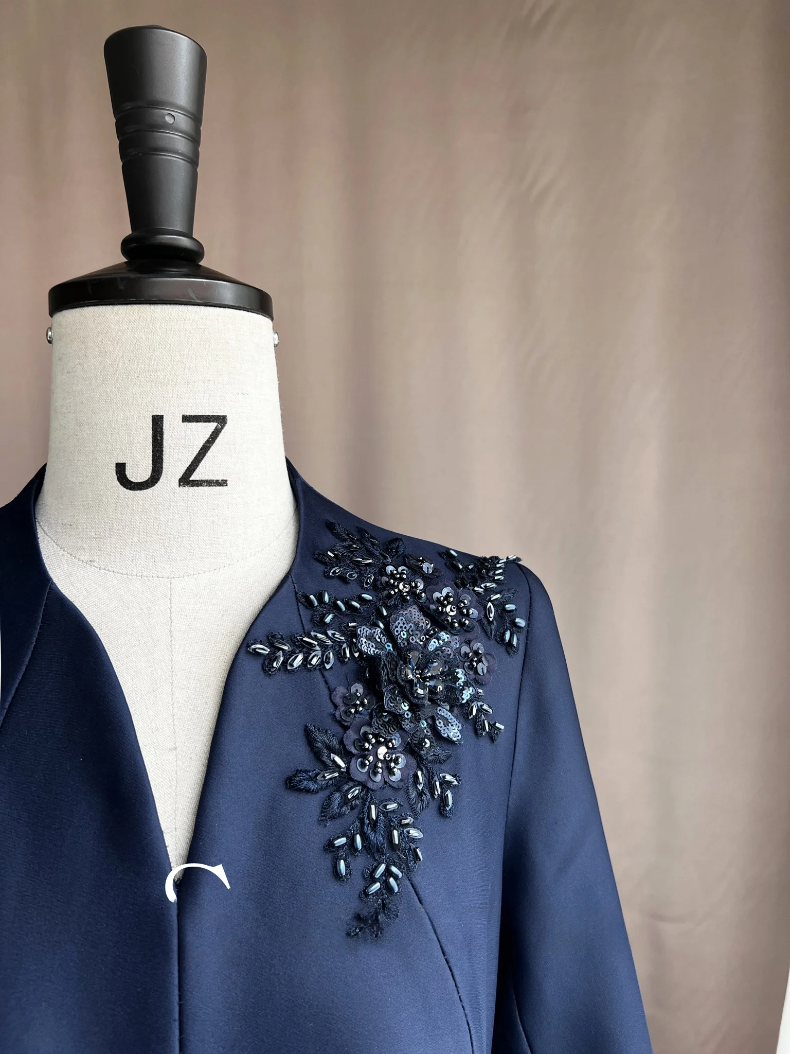 Elegant Chinese Wedding Dress for Mothers of the Bride And Groom High-Quality Silk Material Zipper Closure V-Neck Mid-Length ...
Elegant Chinese Wedding Dress for Mothers of the Bride And Groom High-Quality Silk Material Zipper Closure V-Neck Mid-Length ...
