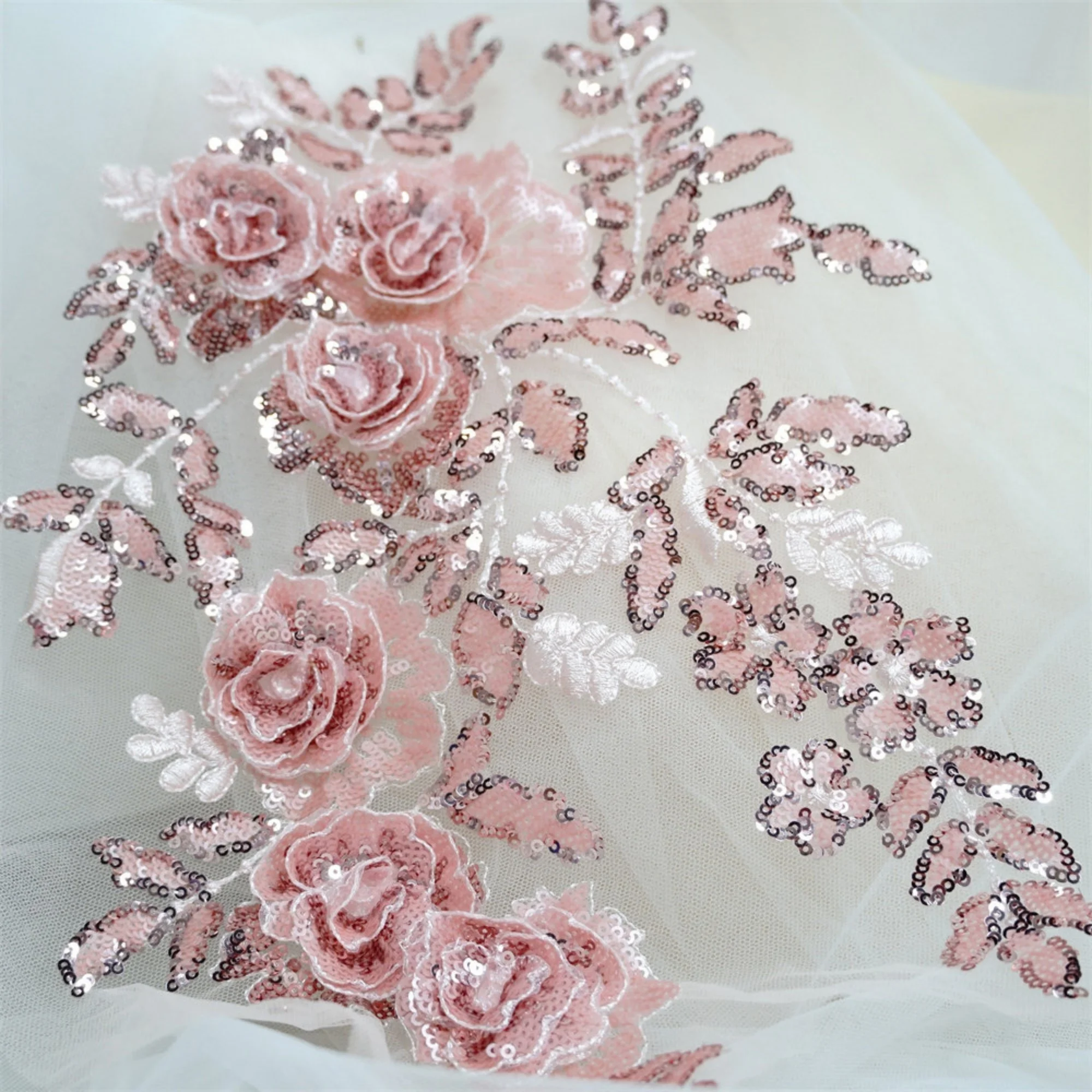 1PCS 40cmX25cm Three-Dimensional Rose Patches Flower Sequins Lace Decals Embroidered Beads Clothing Accessories
1PCS 40cmX25cm Three-Dimensional Rose Patches Flower Sequins Lace Decals Embroidered Beads Clothing Accessories