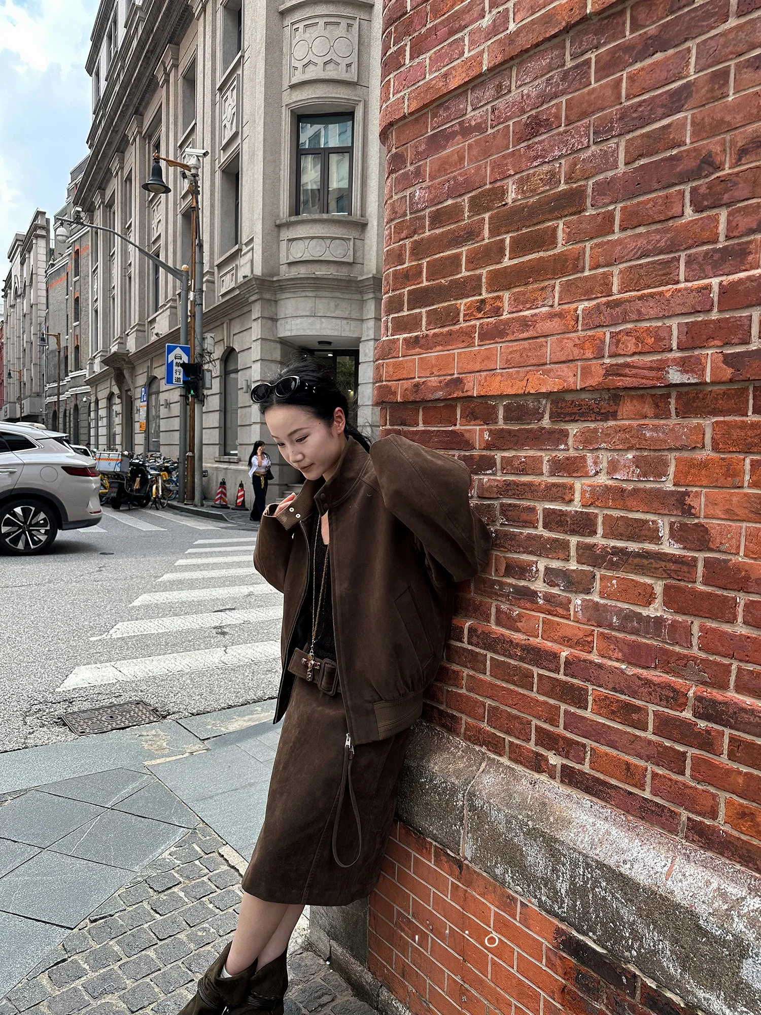 Женская замшевая куртка Babu Studio темно-коричневого цвета с воротником-стойкой, осенняя новинка, свободная повседневная универсальная теплая верхняя одежда с длинными рукавами на молнии
Женская замшевая куртка Babu Studio темно-коричневого цвета с воротником-стойкой, осенняя новинка, свободная повседневная универсальная теплая верхняя одежда с длинными рукавами на молнии