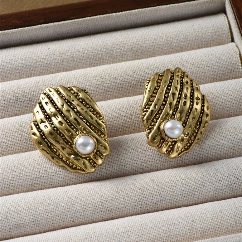 Fashion Elegant Shell Earrings Ring Necklace Luxury Set Woman Designer Classics Jewelry Trend
Fashion Elegant Shell Earrings Ring Necklace Luxury Set Woman Designer Classics Jewelry Trend