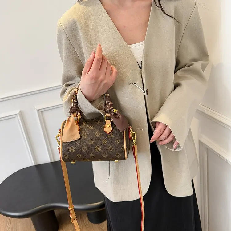 Сумка Бостон с принтом в европейском стиле 2025 года, женская минималистичная сумка через плечо с верхней ручкой, через плечо «день-ночь», повседневная сумка на ремне
Сумка Бостон с принтом в европейском стиле 2025 года, женская минималистичная сумка через плечо с верхней ручкой, через плечо «день-ночь», повседневная сумка на ремне