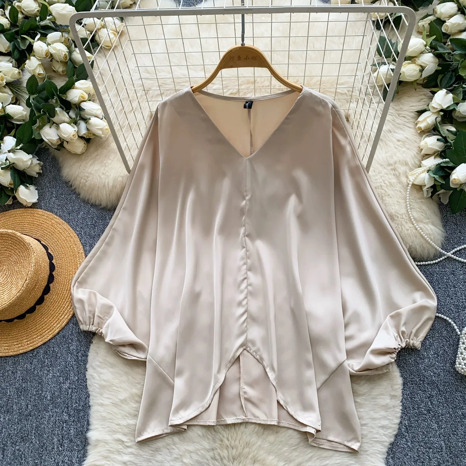 French-style Satin Lantern Sleeve Blouse for Women Loose V-neck Top for Summer
French-style Satin Lantern Sleeve Blouse for Women Loose V-neck Top for Summer