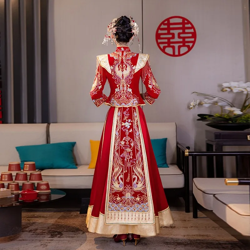 Новое свадебное платье в китайском стиле, платье дракона и феникса с вышивкой для тостов. 
Новое свадебное платье в китайском стиле, платье дракона и феникса с вышивкой для тостов.