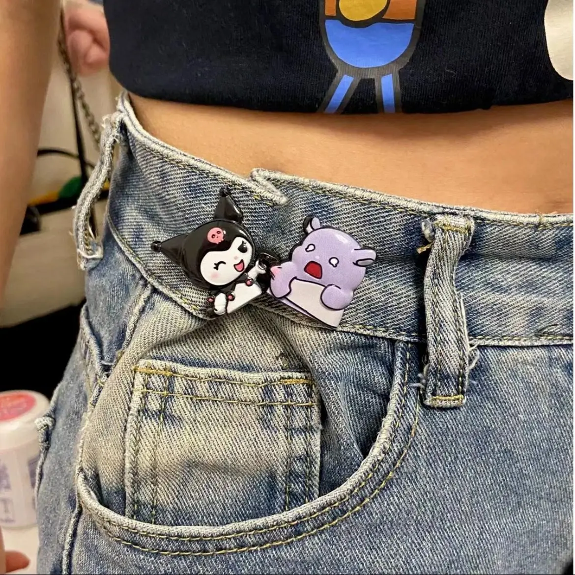Sanrio Kuromi, милая брошь, выдвижные брюки, артефакт на талии, регулируемая пуговица, съемная затяжка, уменьшение талии, скрытая пряжка
Sanrio Kuromi, милая брошь, выдвижные брюки, артефакт на талии, регулируемая пуговица, съемная затяжка, уменьшение талии, скрытая пряжка