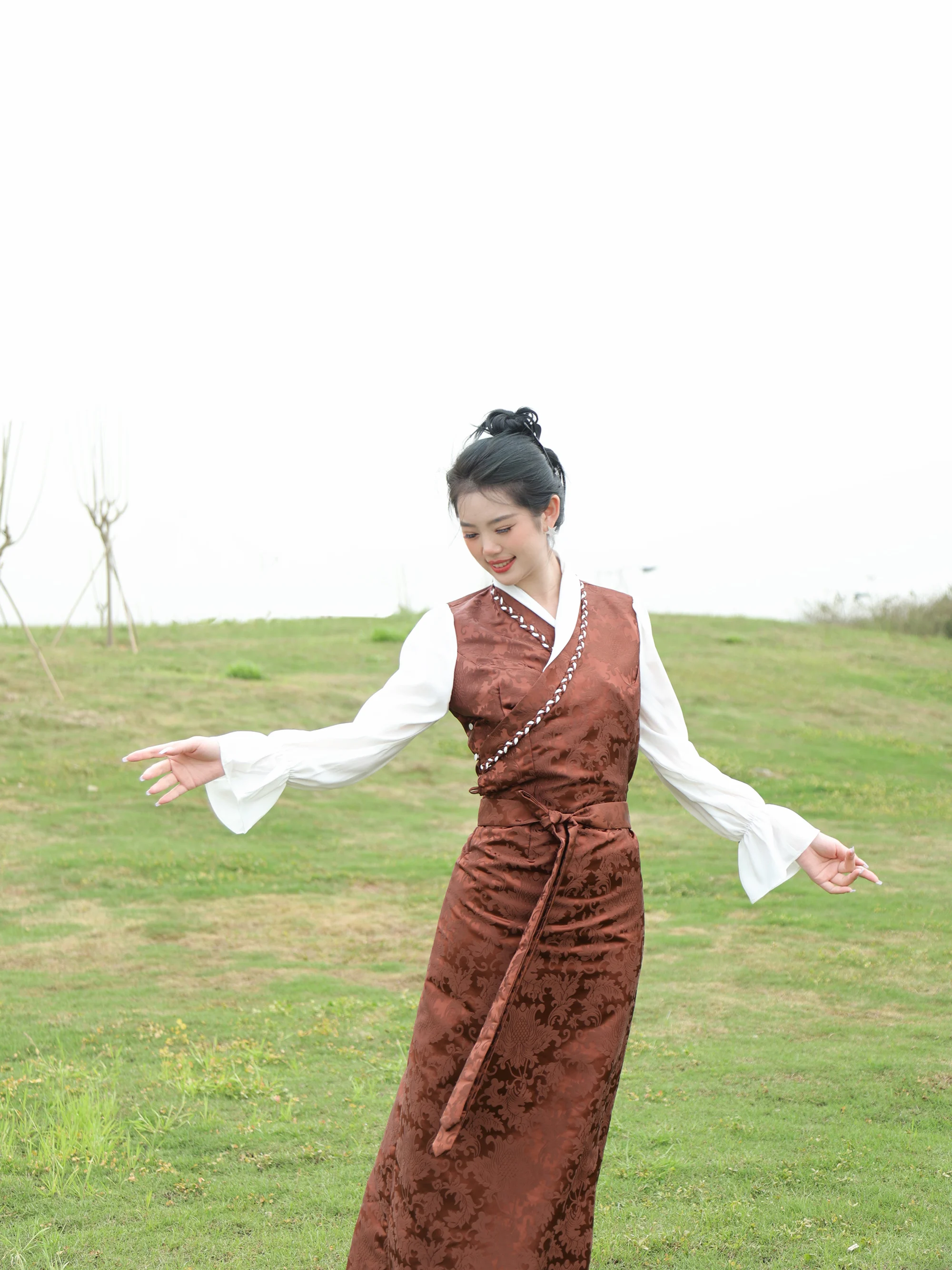 Spring Summer Tibetan Women's Dress Bora Skirt Long Dress Luxury Sense Lhasa Costume Ethnic Fashion Stage Performance Gown
Spring Summer Tibetan Women's Dress Bora Skirt Long Dress Luxury Sense Lhasa Costume Ethnic Fashion Stage Performance Gown