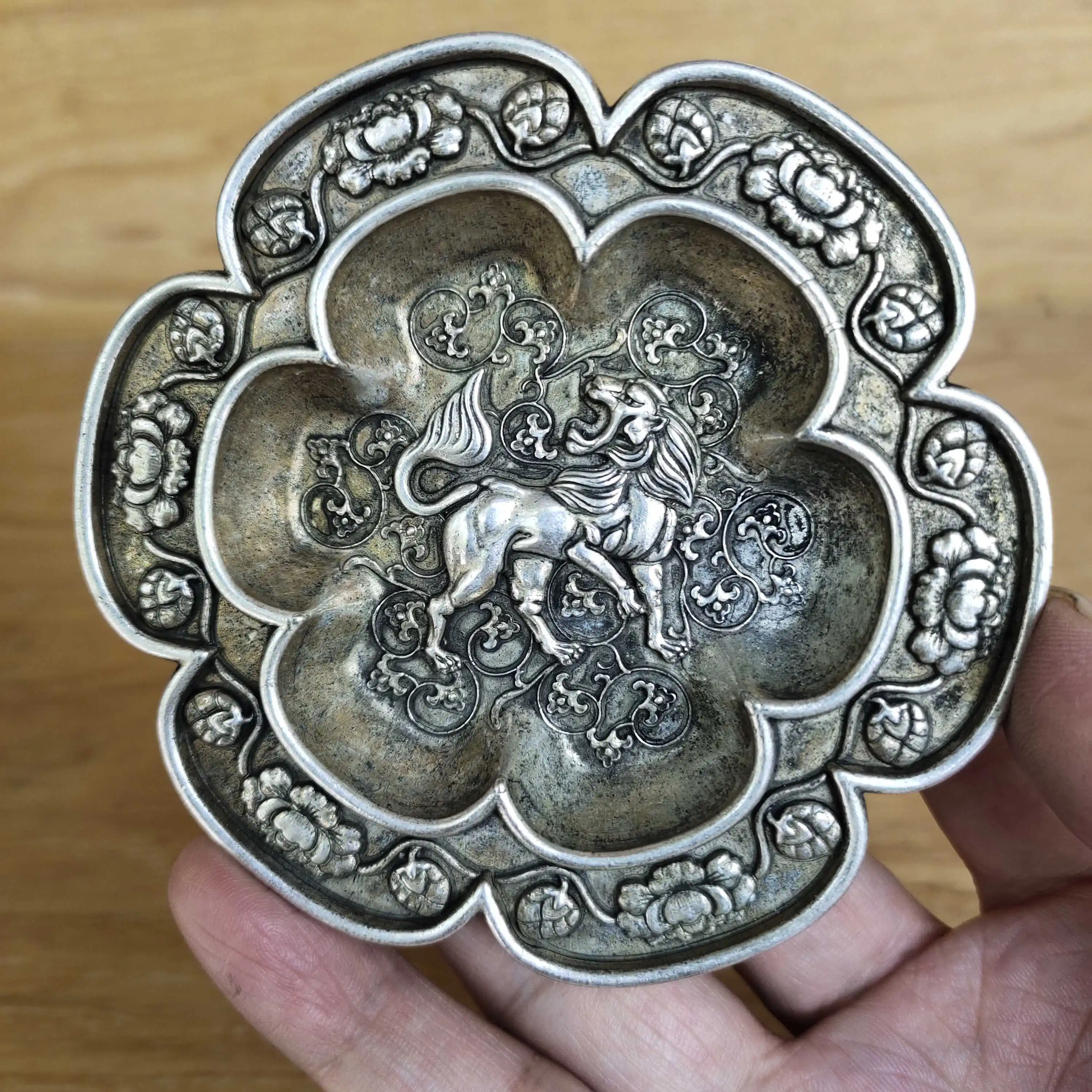 Bronze collection White copper silver-plated Datang Zhenguan year made lion plate home crafts
Bronze collection White copper silver-plated Datang Zhenguan year made lion plate home crafts