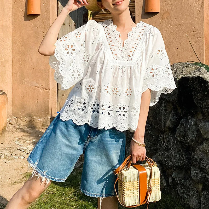 French Style Embroidered White Blouse Mid-Sleeve Vacation Hollow-Out Top Unique Design Summer Shirt for Women
French Style Embroidered White Blouse Mid-Sleeve Vacation Hollow-Out Top Unique Design Summer Shirt for Women