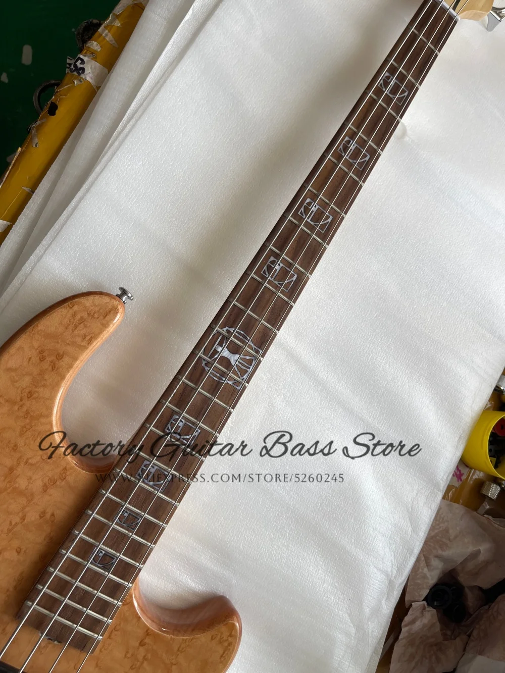 4-струнный натуральный бас, фиксированный мост, корпус из цельного дерева, верх из клена «птичье око», звукосниматель HH, активный аккумулятор, инкрустация накладкой из палисандра
4-струнный натуральный бас, фиксированный мост, корпус из цельного дерева, верх из клена «птичье око», звукосниматель HH, активный аккумулятор, инкрустация накладкой из палисандра