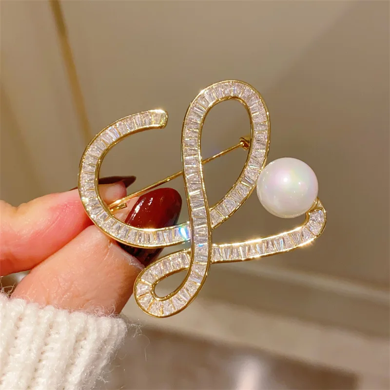 ZAA Luxury English Letters Pearl Brooches Lapel Pins for Women Rhinestone Corsage Luxury Jewelry Gifts Fashion Accessories
ZAA Luxury English Letters Pearl Brooches Lapel Pins for Women Rhinestone Corsage Luxury Jewelry Gifts Fashion Accessories