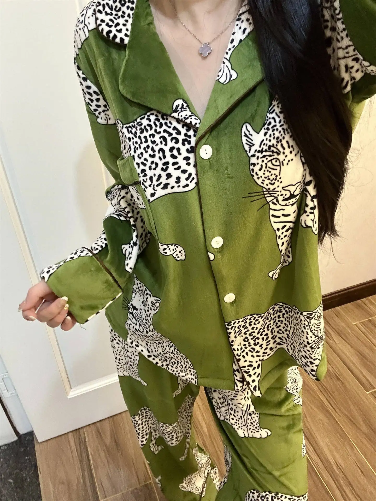 Green Leopard Print German Fleece Suit For Women Spring / Autumn 2025 Long-sleeve + Trousers 2-piece Set Warm Home Wear Pajamas
Green Leopard Print German Fleece Suit For Women Spring / Autumn 2025 Long-sleeve + Trousers 2-piece Set Warm Home Wear Pajamas