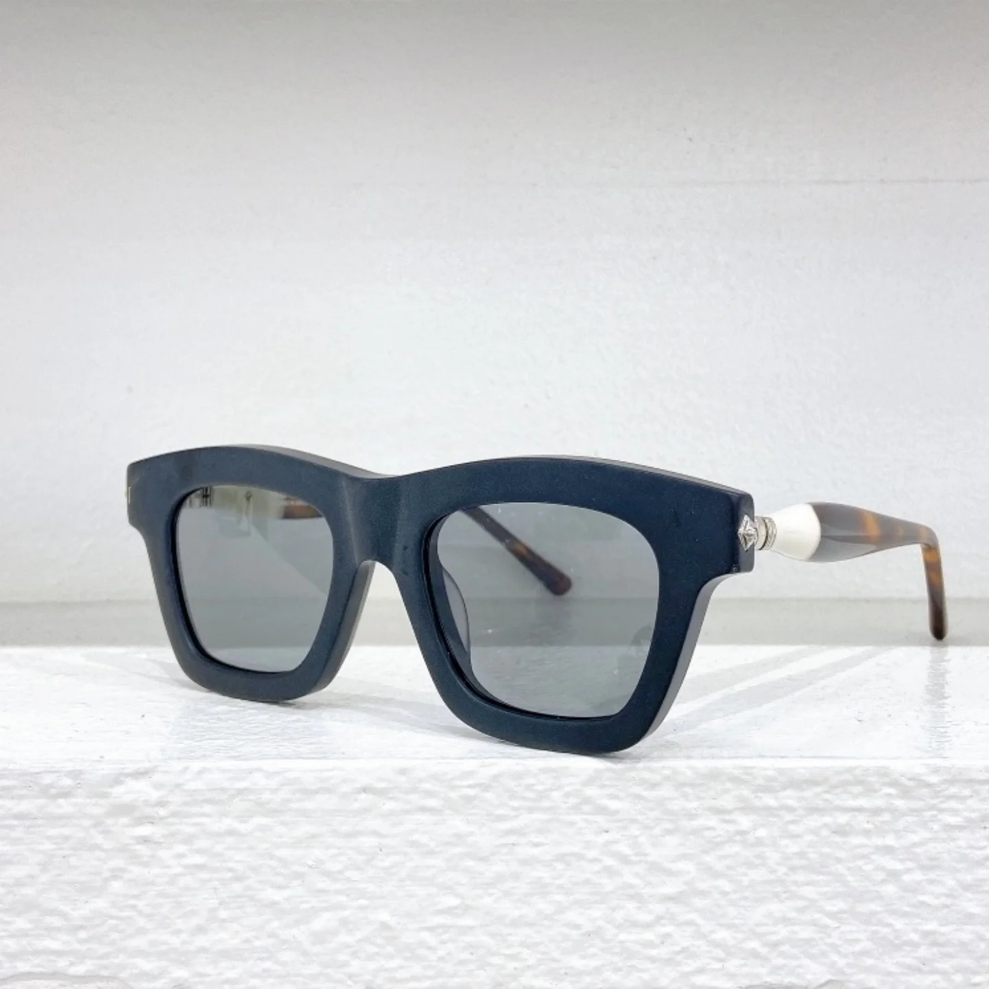 Ацетатные солнцезащитные очки J2, дизайнерские брендовые классические ретро мужские очки ручной работы UV400, уличные очки, мужские солнцезащитные очки с оригинальным футляром
Ацетатные солнцезащитные очки J2, дизайнерские брендовые классические ретро мужские очки ручной работы UV400, уличные очки, мужские солнцезащитные очки с оригинальным футляром