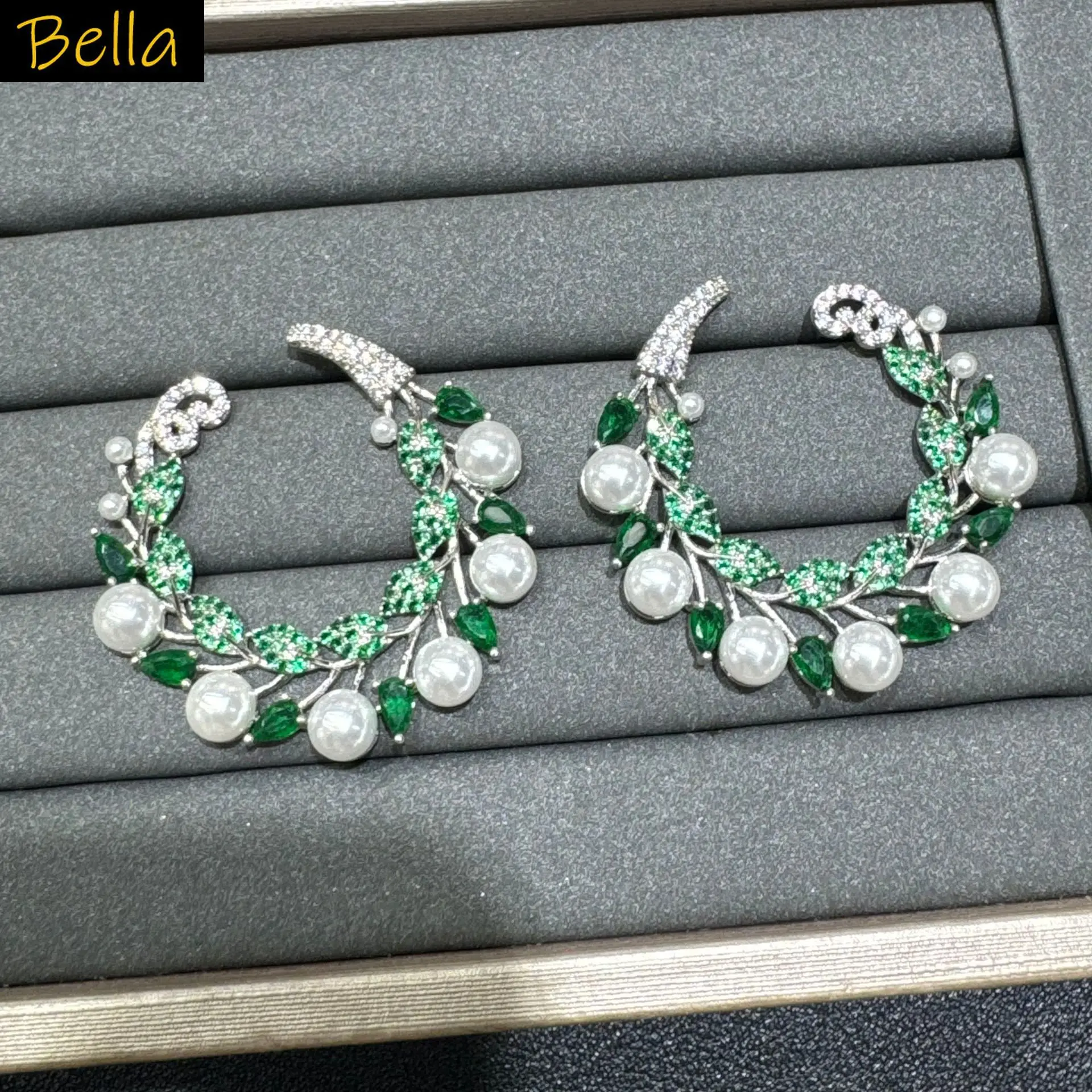 Leaf Branch Pearl Stud Earrings with Green Cubic Zirconia Silver Plated Women earrings party jewelry gala event gift female
Leaf Branch Pearl Stud Earrings with Green Cubic Zirconia Silver Plated Women earrings party jewelry gala event gift female