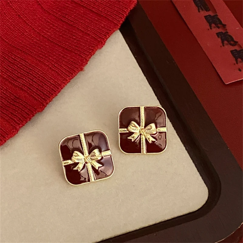 Vintage Dripping Oil Wine Red Retro Stud Earrings For Women Enamel Square Bowknot Geometric Earring Autumn Winter Ear Jewelry
Vintage Dripping Oil Wine Red Retro Stud Earrings For Women Enamel Square Bowknot Geometric Earring Autumn Winter Ear Jewelry