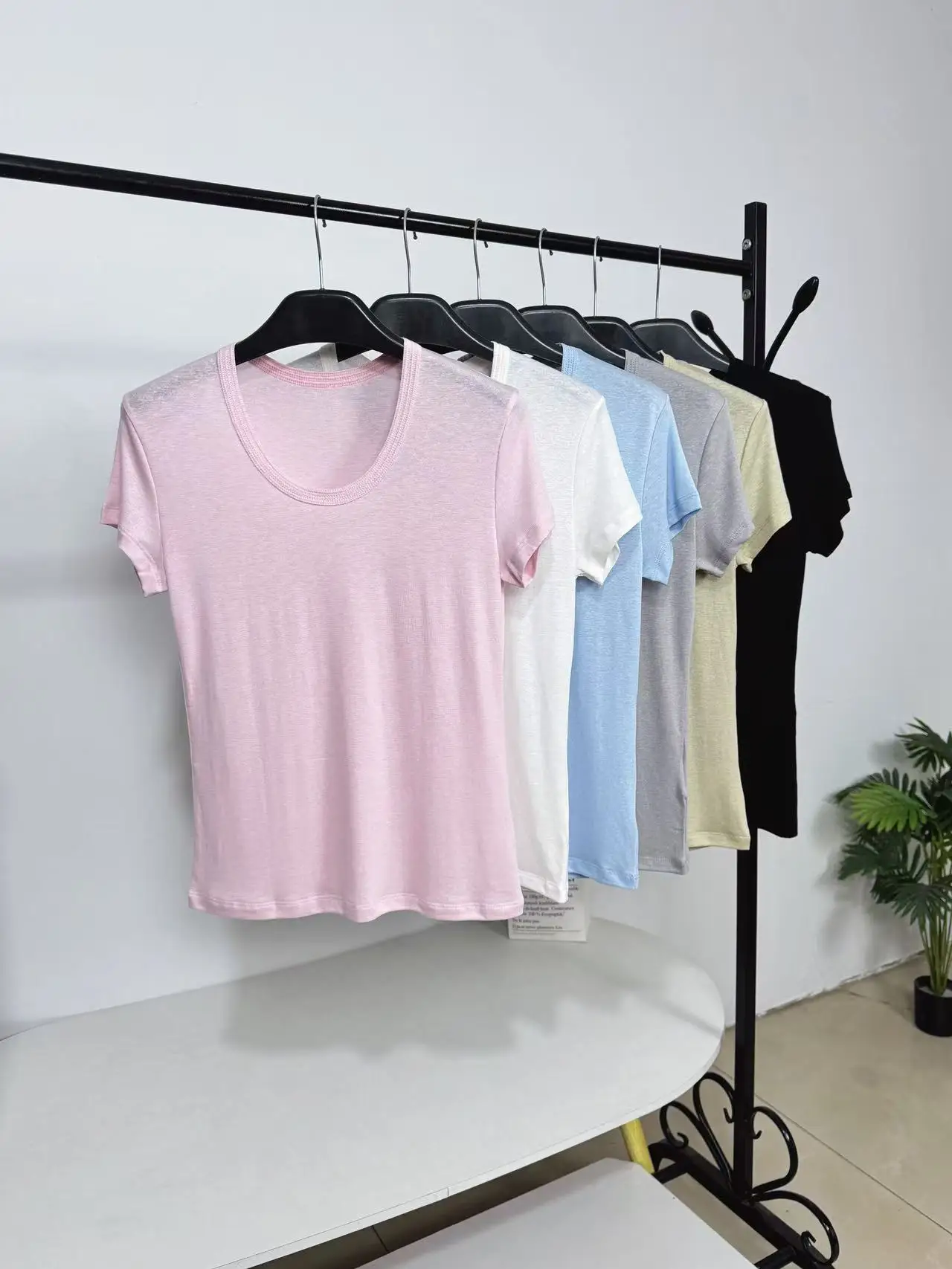 Comfortable U-Neck Short Sleeve T-Shirt Women's Slim Fit Breathable Lyocell Fabric Simple Style Spring Summer Top
Comfortable U-Neck Short Sleeve T-Shirt Women's Slim Fit Breathable Lyocell Fabric Simple Style Spring Summer Top