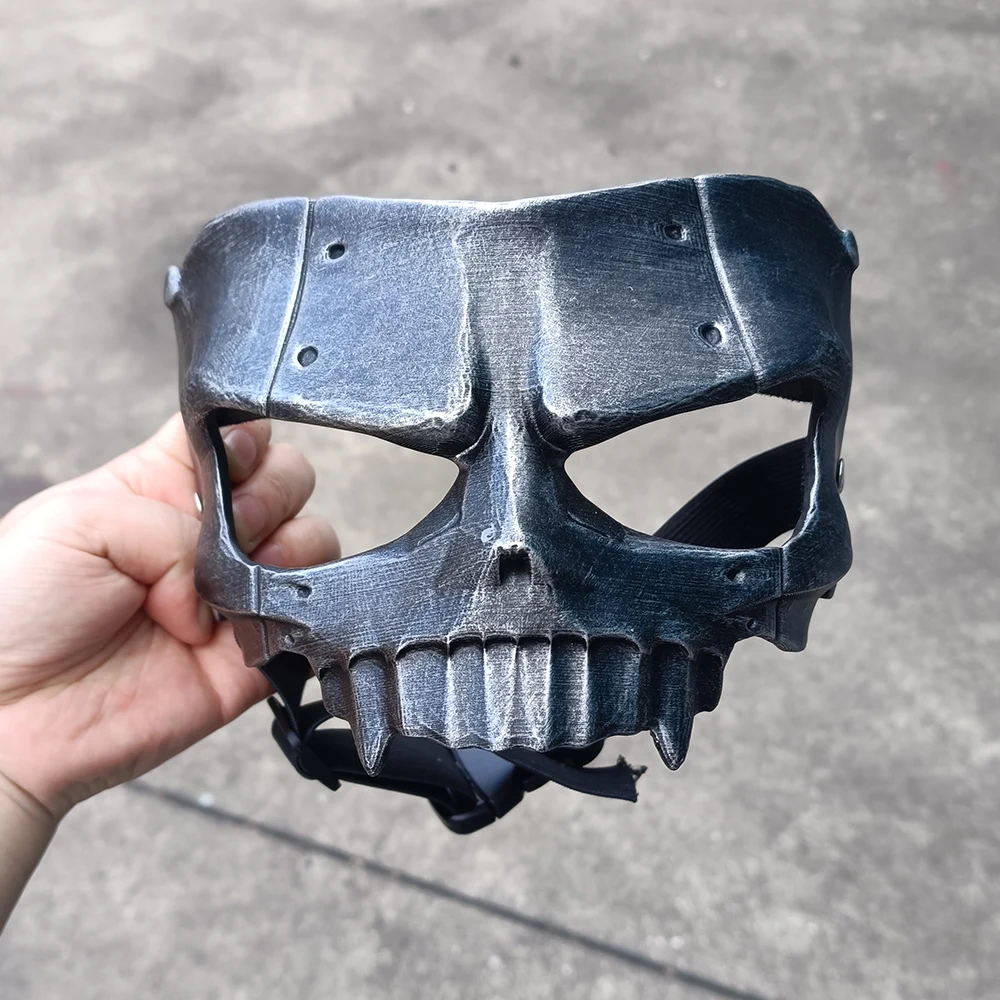 Silver skull mask for cosplay and masquerade parties, with adjustable strap.
Silver skull mask for cosplay and masquerade parties, with adjustable strap.