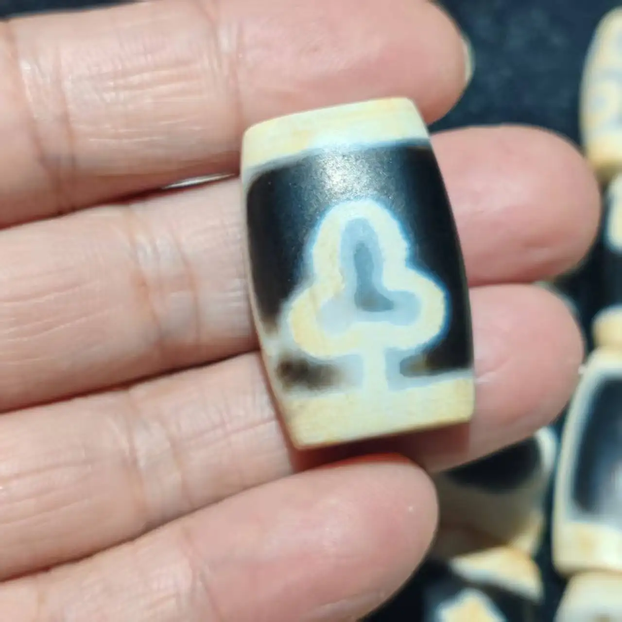 1pcs/lot Jewelry loose Tibetan dzi yellow teeth bead natural agate DIY charms jewelry making gift elliptical ethnic style 30*12m
1pcs/lot Jewelry loose Tibetan dzi yellow teeth bead natural agate DIY charms jewelry making gift elliptical ethnic style 30*12m