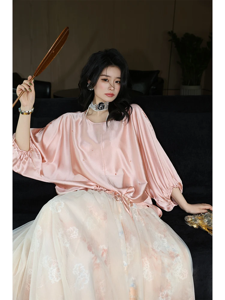 Шелковый эластичный атласный женский топ Ele с рукавами «летучая мышь», оригинальный дизайн, прямой крой, длинный рукав, круглый вырез, стандартный размер.
Шелковый эластичный атласный женский топ Ele с рукавами «летучая мышь», оригинальный дизайн, прямой крой, длинный рукав, круглый вырез, стандартный размер.