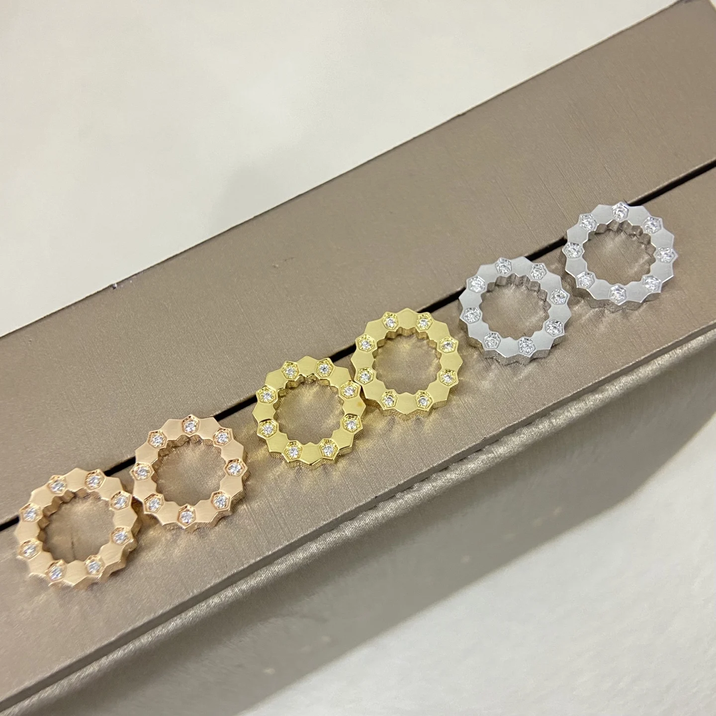 Shangmei Jia's bracelet - New product - Diamond-set snowflake honeycomb ear stud
Shangmei Jia's bracelet - New product - Diamond-set snowflake honeycomb ear stud