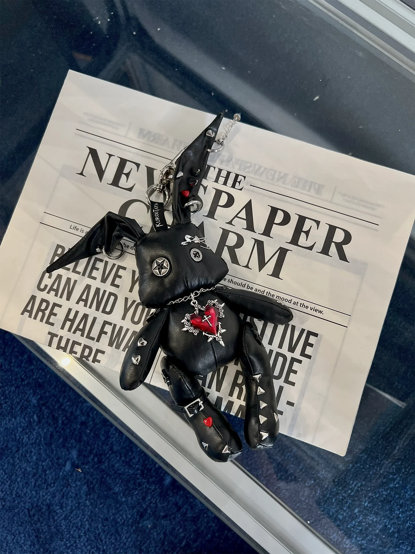 Оригинальный плюшевый брелок-зайчик KUROUTAYA в стиле Y2K, ручной работы, готический панк-шарм для сумки с заклепками, подвеска в виде красного сердца, аксессуар для миллениалов и E-girl
Оригинальный плюшевый брелок-зайчик KUROUTAYA в стиле Y2K, ручной работы, готический панк-шарм для сумки с заклепками, подвеска в виде красного сердца, аксессуар для миллениалов и E-girl