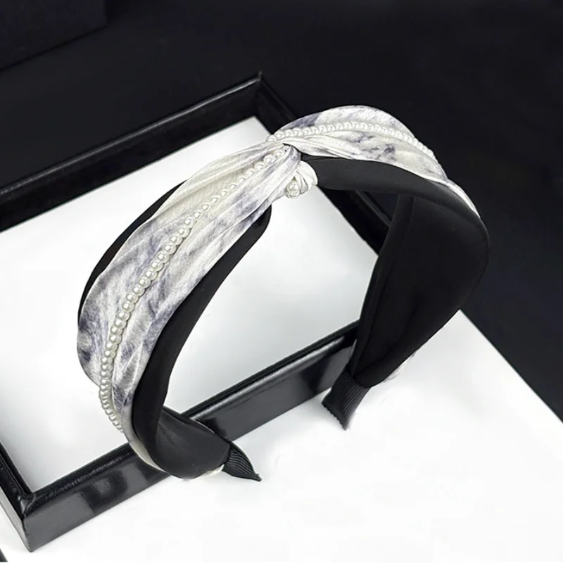 Повязка для волос в китайском стиле из жаккардовой ткани с жемчужной цепочкой, винтажный широкий ободок, аксессуары для волос, женские заколки
Повязка для волос в китайском стиле из жаккардовой ткани с жемчужной цепочкой, винтажный широкий ободок, аксессуары для волос, женские заколки