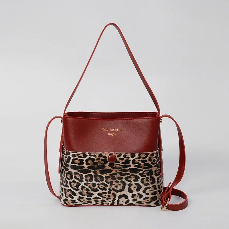 High End Retro Leopard Print Large Capacity Bucket Bag for Women Versatile Commuting Shoulder Bag Messenger Bag Weibliche Tasche
High End Retro Leopard Print Large Capacity Bucket Bag for Women Versatile Commuting Shoulder Bag Messenger Bag Weibliche Tasche