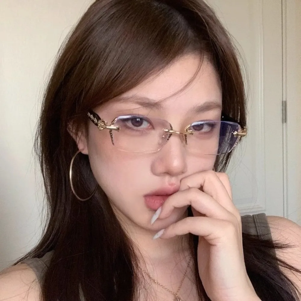 Y2K Vintage Frameless Cut Edge Glasses Eye Protection Anti Eyestrain Anti-Blue Light Glasses Metal Travel Eyewear
Y2K Vintage Frameless Cut Edge Glasses Eye Protection Anti Eyestrain Anti-Blue Light Glasses Metal Travel Eyewear