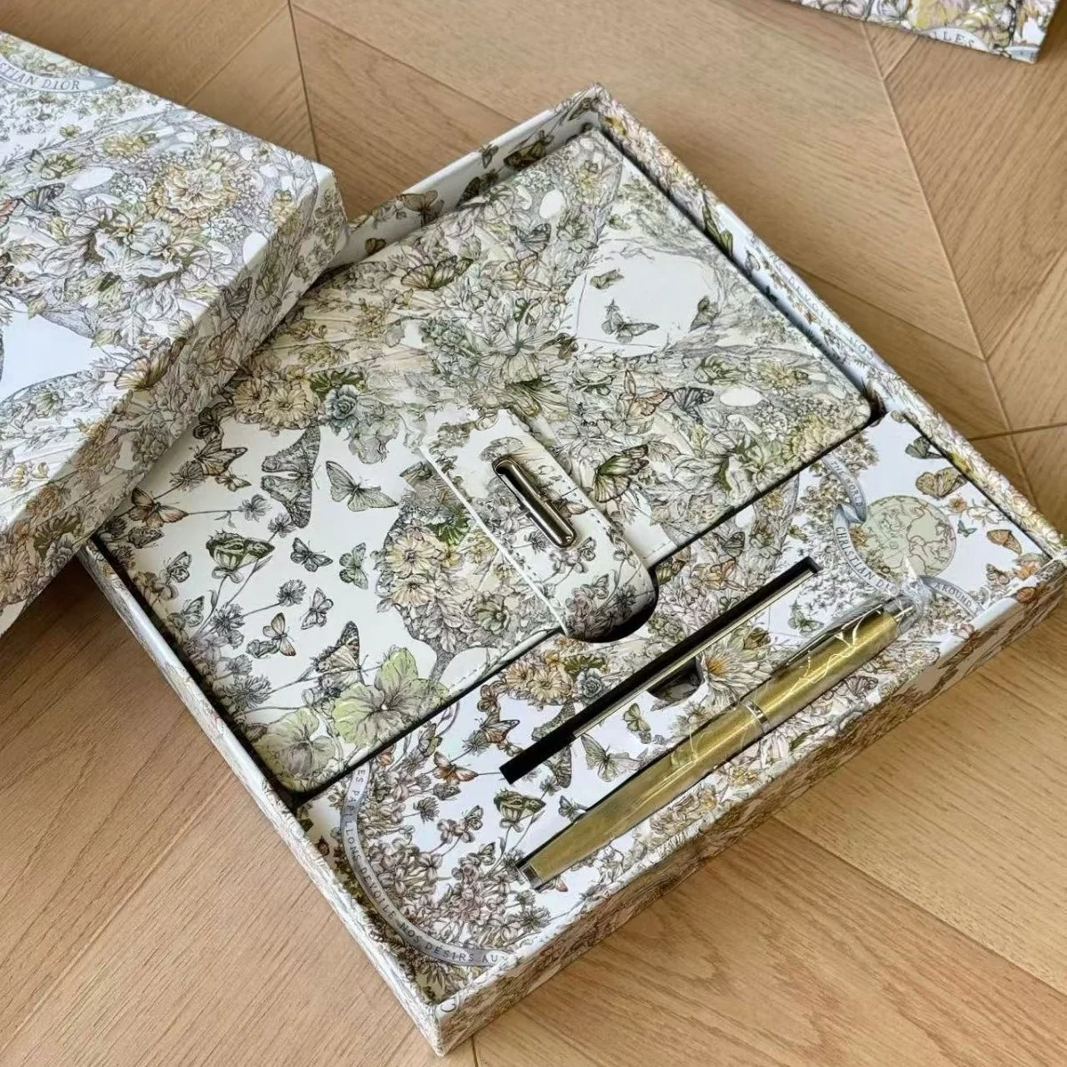 Luxury Floral Writing Ensemble: D-Series Gilded Pen & Butterfly Journal - Premium Gift Set Holiday Essential!
Luxury Floral Writing Ensemble: D-Series Gilded Pen & Butterfly Journal - Premium Gift Set Holiday Essential!