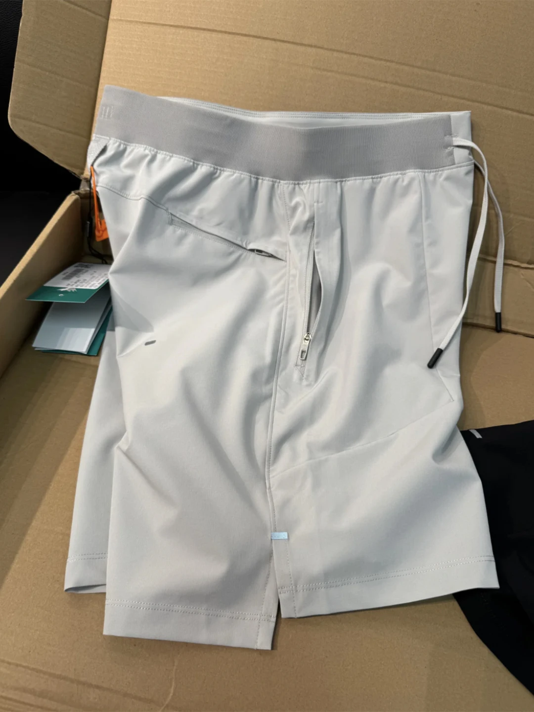 Легкие мужские спортивные рта, летняя уличная одежда, тонкие ледяные шелковые брюки для бега, фитнеса, прямые брюки пяти четвертей
Легкие мужские спортивные рта, летняя уличная одежда, тонкие ледяные шелковые брюки для бега, фитнеса, прямые брюки пяти четвертей