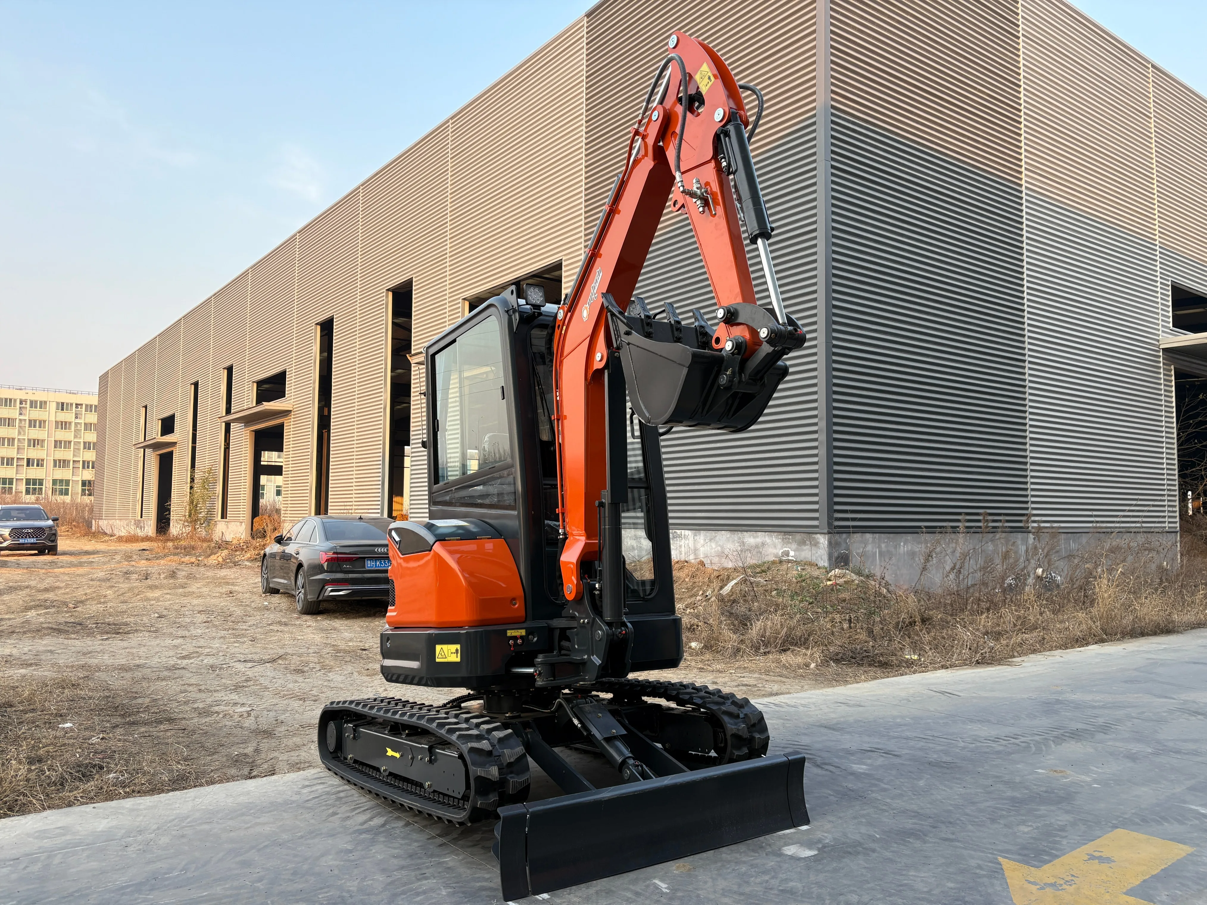 Индивидуальный мини-экскаватор, доступный микроэкскаватор для продажи, мини-экскаватор с резиновой гусеницей и лезвием дозатора
Индивидуальный мини-экскаватор, доступный микроэкскаватор для продажи, мини-экскаватор с резиновой гусеницей и лезвием дозатора