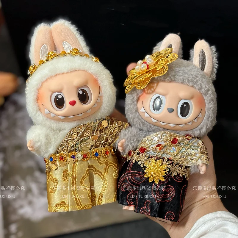 Кукла Labubu 17 см с комплектом одежды в тайском стиле V1 V2 Подвеска-макарон Черный/Золотой Модная великолепная юбка и головной убор
Кукла Labubu 17 см с комплектом одежды в тайском стиле V1 V2 Подвеска-макарон Черный/Золотой Модная великолепная юбка и головной убор