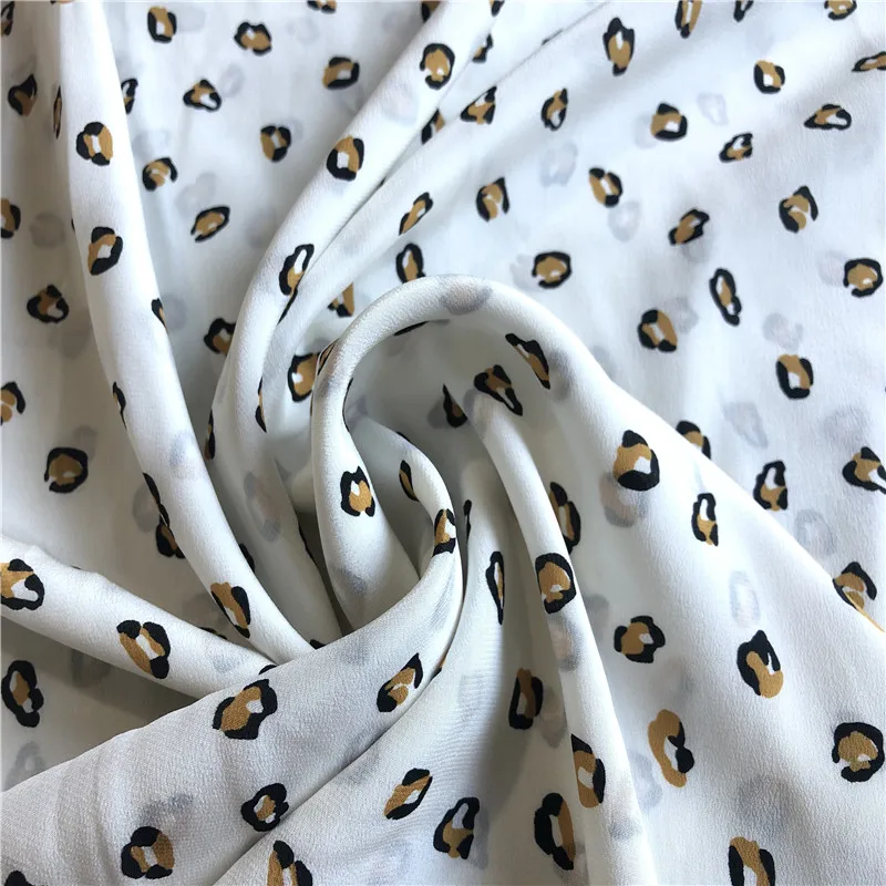 Ткань из 100% тутового шелка 15 momme Crepe Silk белого цвета с леопардовым принтом, 140 см, ширина 55 дюймов по дворам JJ158
Ткань из 100% тутового шелка 15 momme Crepe Silk белого цвета с леопардовым принтом, 140 см, ширина 55 дюймов по дворам JJ158
