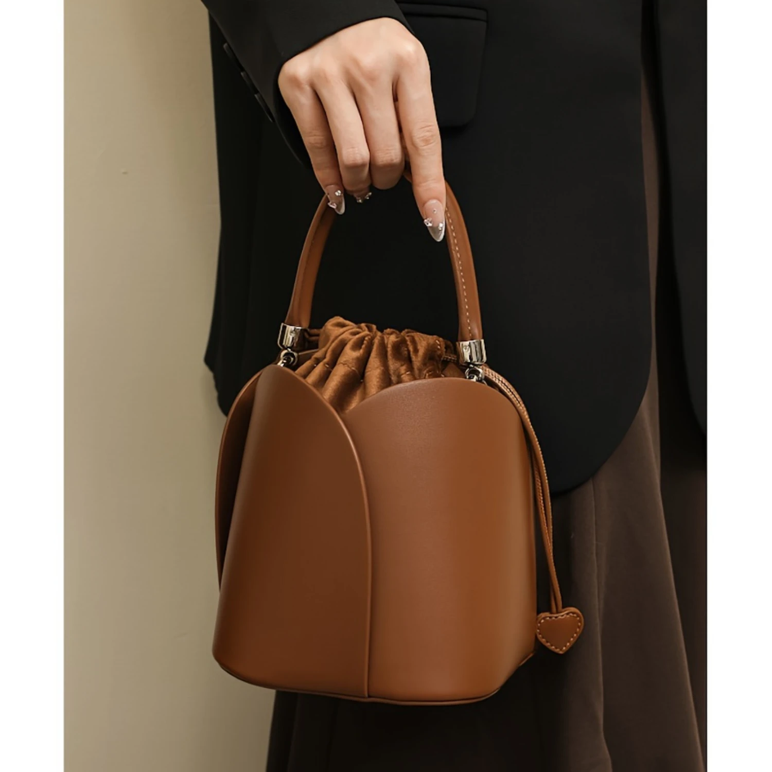 Genuine Leather Bucket Bag with Drawstring Closure and Stylish Petal Design Hair scissors Dog groomer equipment Thinning shears
Genuine Leather Bucket Bag with Drawstring Closure and Stylish Petal Design Hair scissors Dog groomer equipment Thinning shears