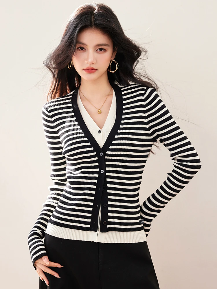 Fake Two Piece V-neck Striped Knitted Cardigan 2025 Spring Autumn New Long Sleeve Sweater Women Slim Fit Tops
Fake Two Piece V-neck Striped Knitted Cardigan 2025 Spring Autumn New Long Sleeve Sweater Women Slim Fit Tops